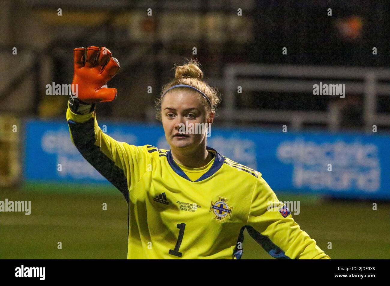 Campeonato Europeo Femenino de la UEFA 2021. 12 Nov 2019. Irlanda del Norte 0 Gales 0 en Seaview, Belfast. La futbolista de la Internacional Femenina de Irlanda del Norte Rebecca Flaherty Irlanda del Norte (1). Foto de stock
