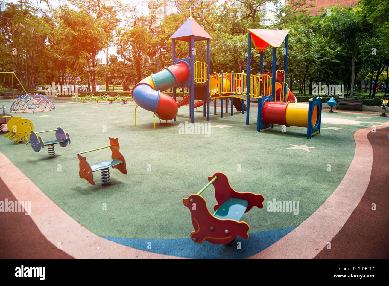 Equipo De Juegos Para Niños. Parque Infantil Colorido Vacío. Juego