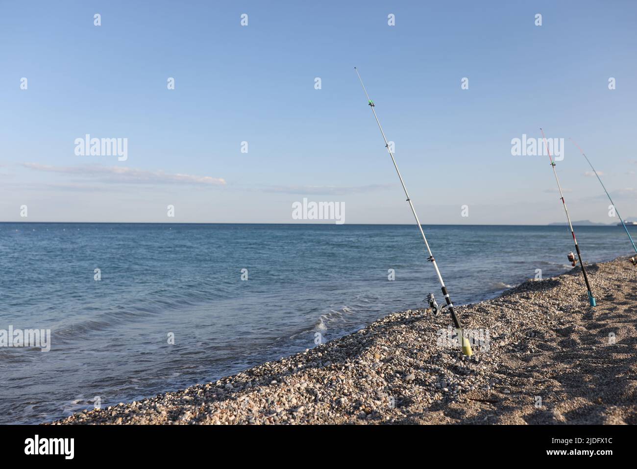 Cañas de pescar en barco de pesca fotografías e imágenes de alta