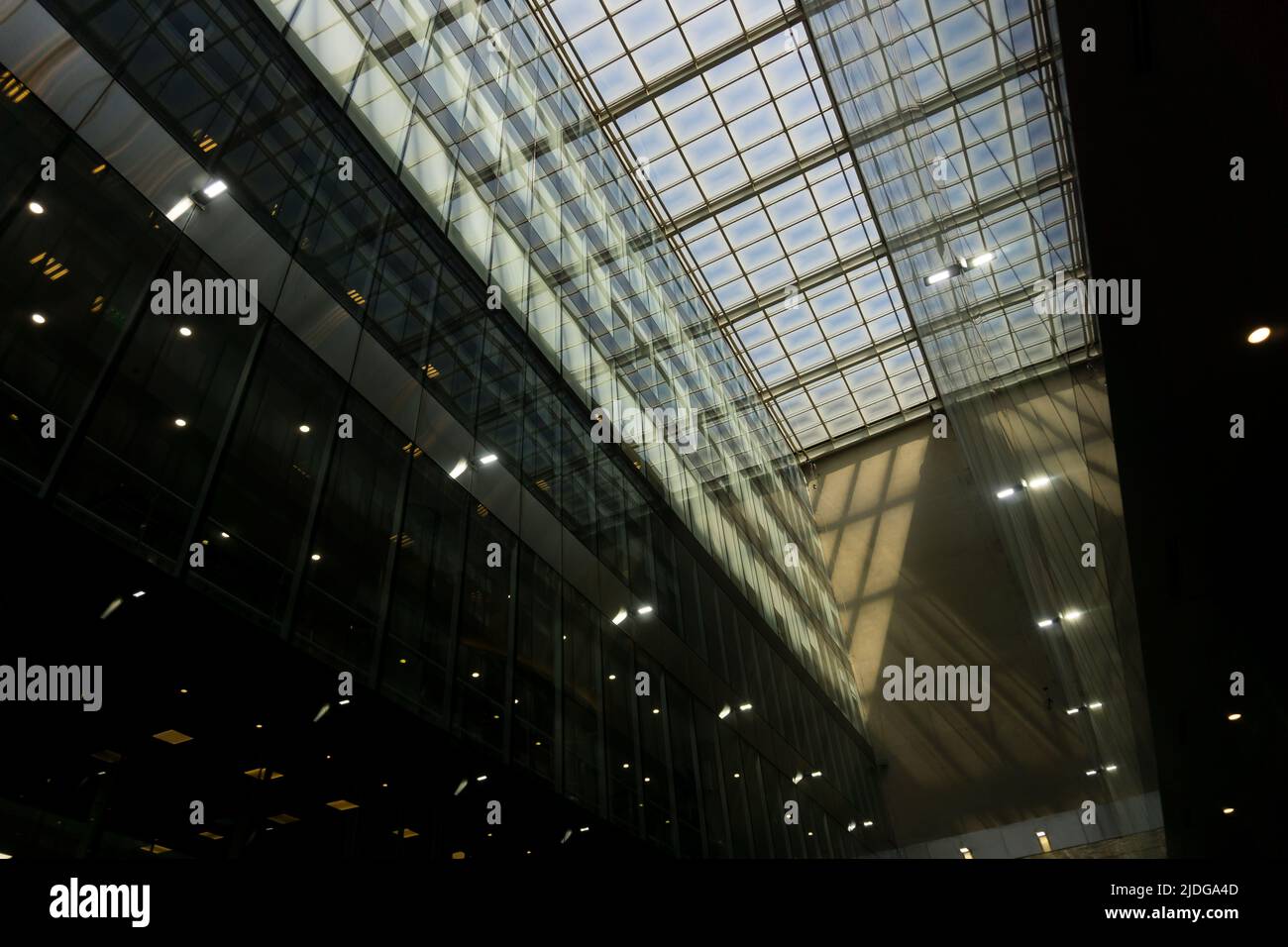 Techo de cristal con repetición de luces, en perspectiva Foto de stock