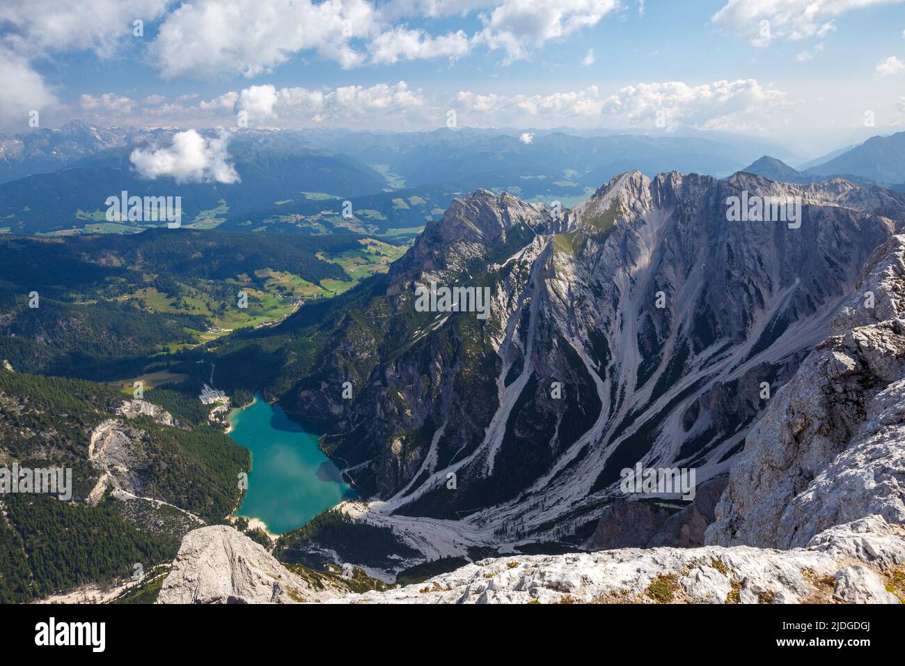 Vista sobre el lago Braies desde la cima de la montaña Croda del Becco. Los Dolomitas. Alpes italianos. Europa. Foto de stock