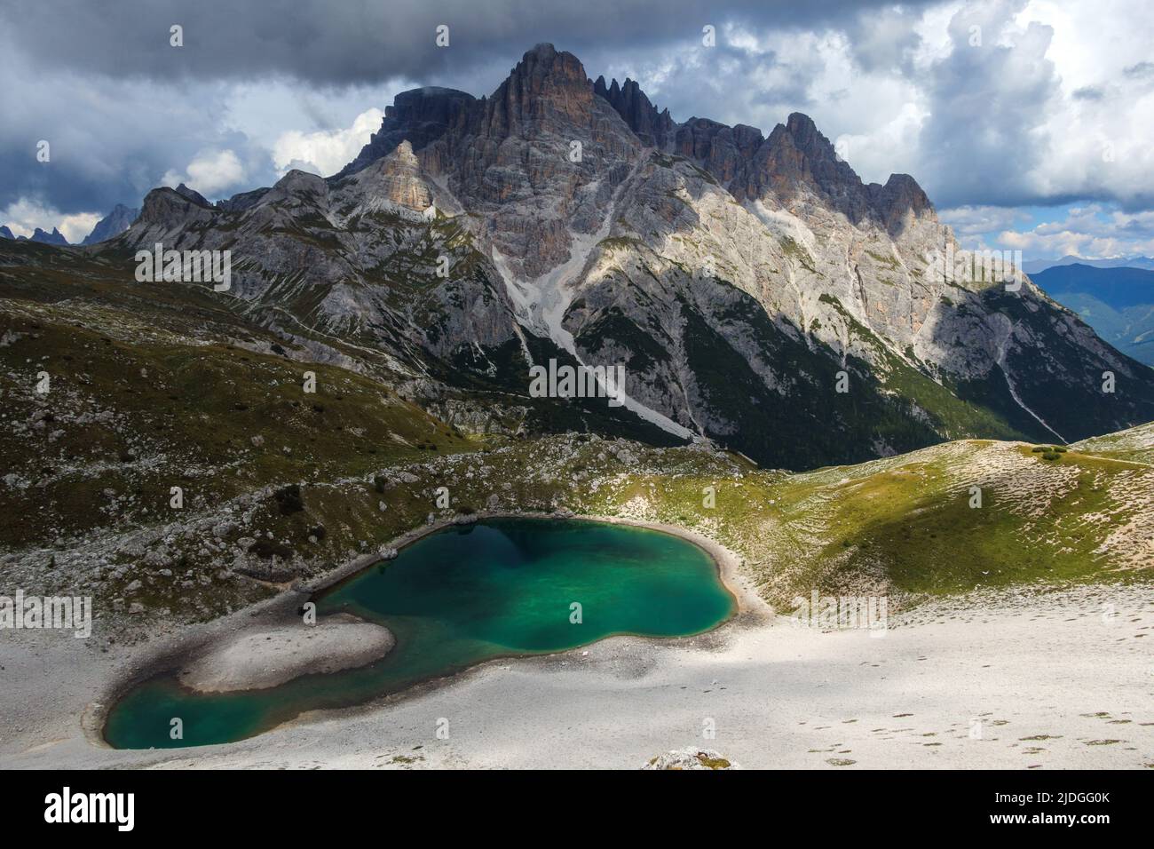 Meseta de Piani (Alpe dei Piani). Lago alpino. Punta dei Tre Cestas de montaña Scarperi. Los Dolomitas Sexten. Alpes italianos. Europa. Foto de stock