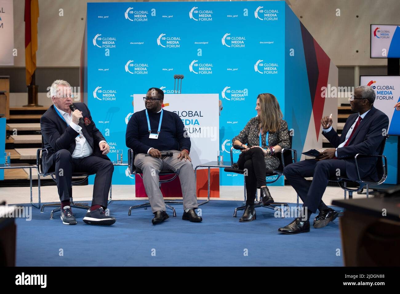 Bonn, Alemania. 20th de junio de 2022. De izquierda a derecha: Peter  LIMBOURG, director de Deutsche Welle, Kiundu WAWERU, periodista, Patricia  TOLEDO DE CAMPOS MELLO, periodista, Philip GAYLE, moderador, en el Deutsche