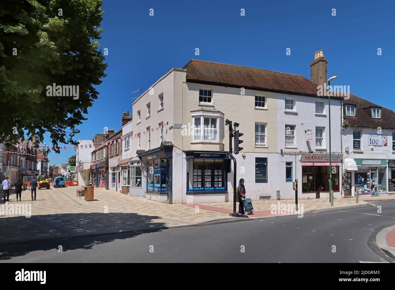 Littlempton, West Sussex, Reino Unido. Tiendas en la calle alta de esta costa sur, ciudad costera. Foto de stock