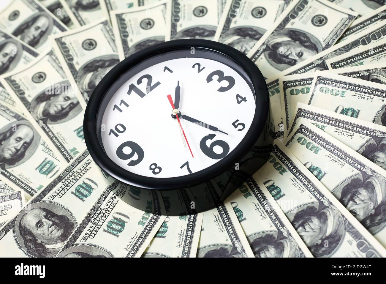 El tiempo es dinero. Reloj despertador moderno con fondo USA Cash Foto de stock