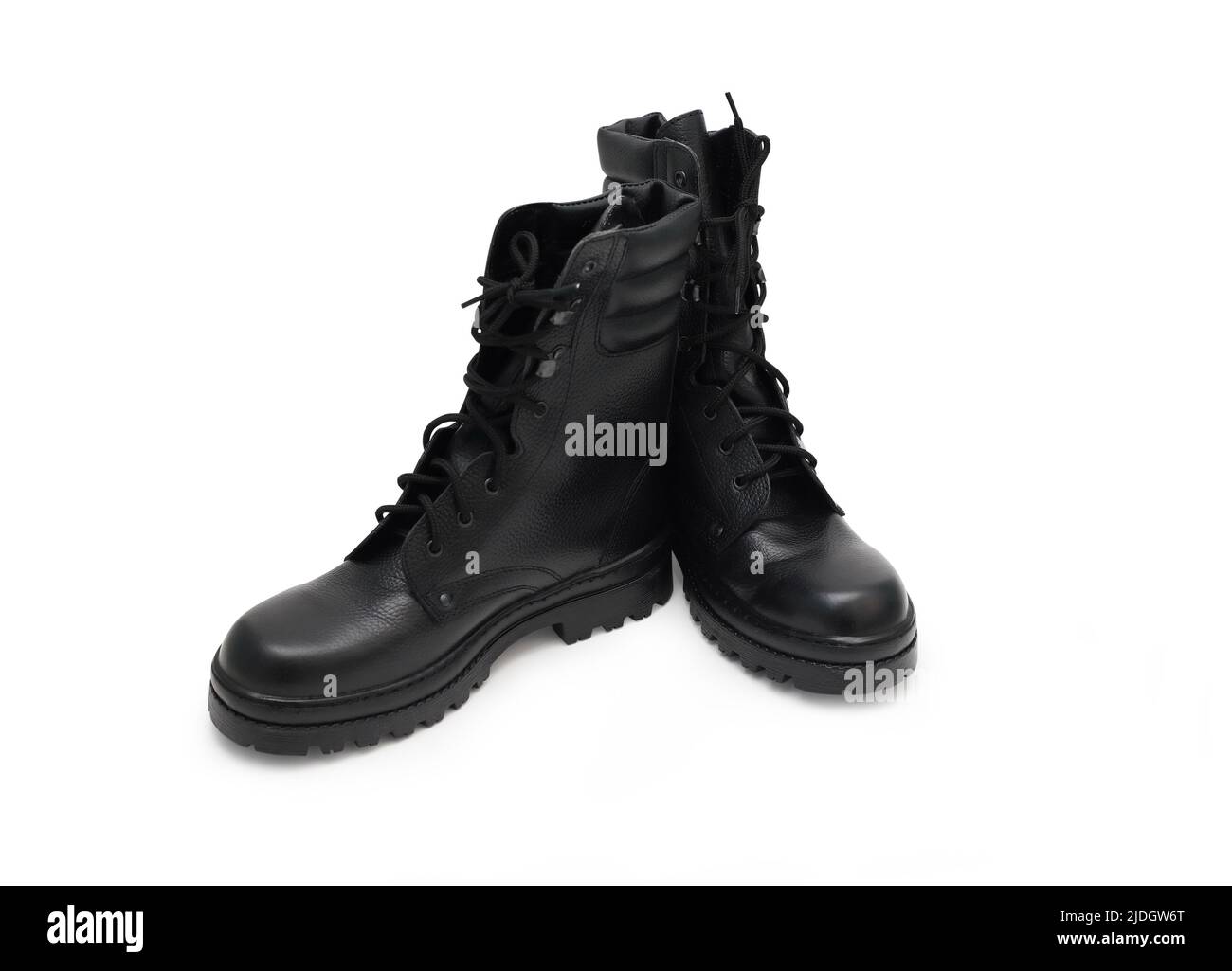 Par de botas militares negras aisladas sobre fondo blanco Foto de stock