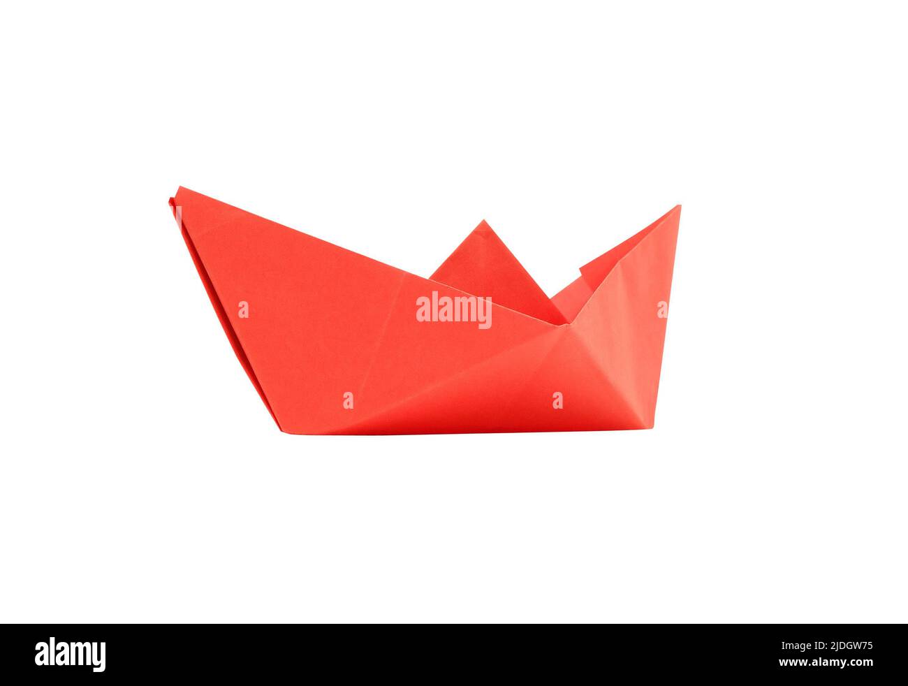 Símbolo de libertad. Barco rojo hecho de papel aislado sobre fondo blanco Foto de stock