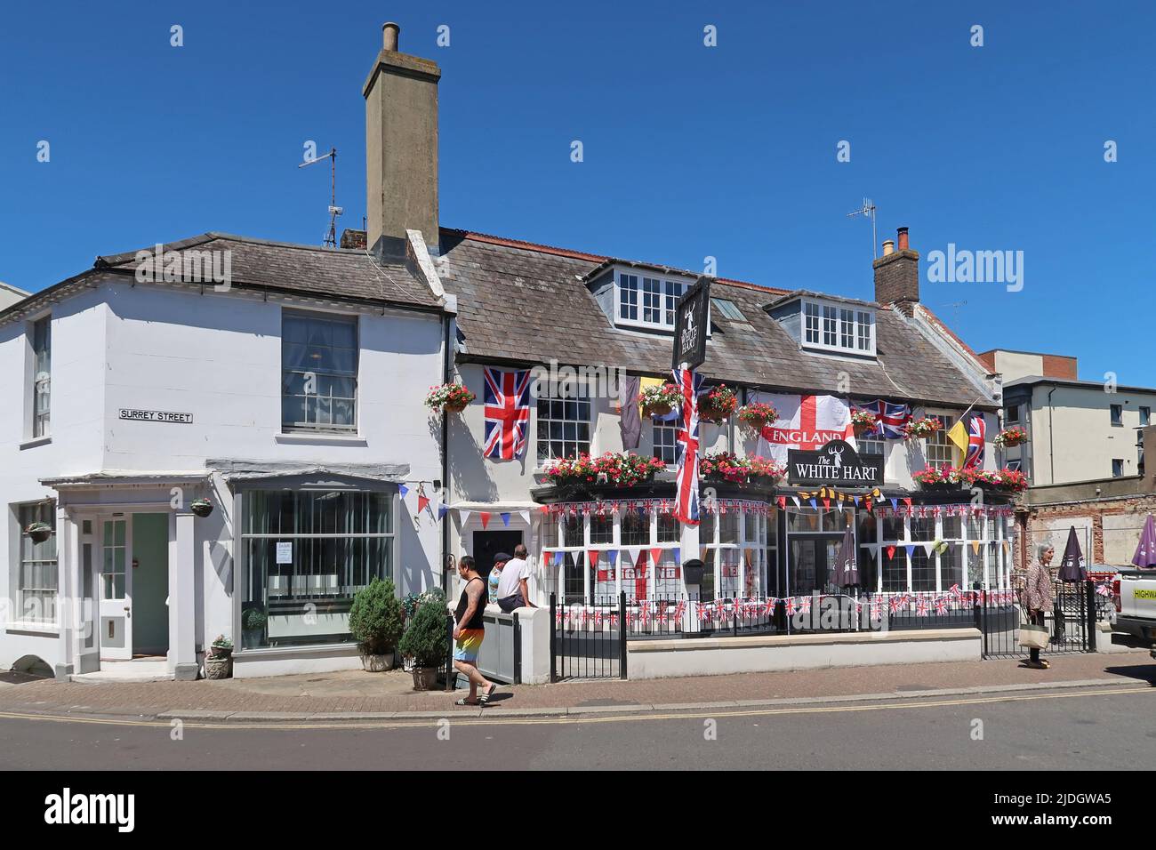 Littlempton, West Sussex, Reino Unido. El pub White Hart en Surrey Street en el casco antiguo. Decorado con banderas que apoyan al equipo de fútbol de Inglaterra. Foto de stock