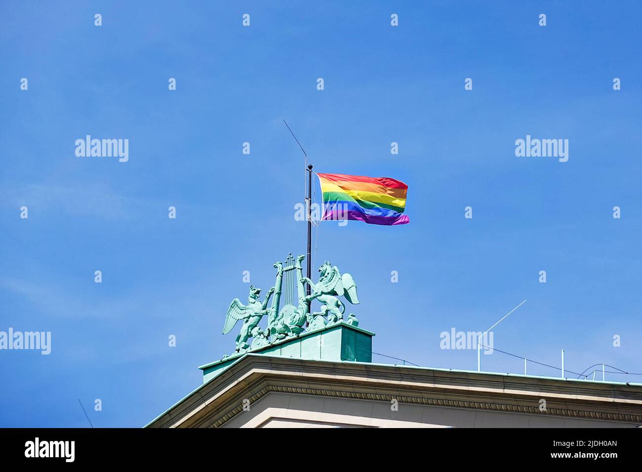 Bandera arco iris elevada en el techo de la ópera de Hannover durante el mes del orgullo Foto de stock