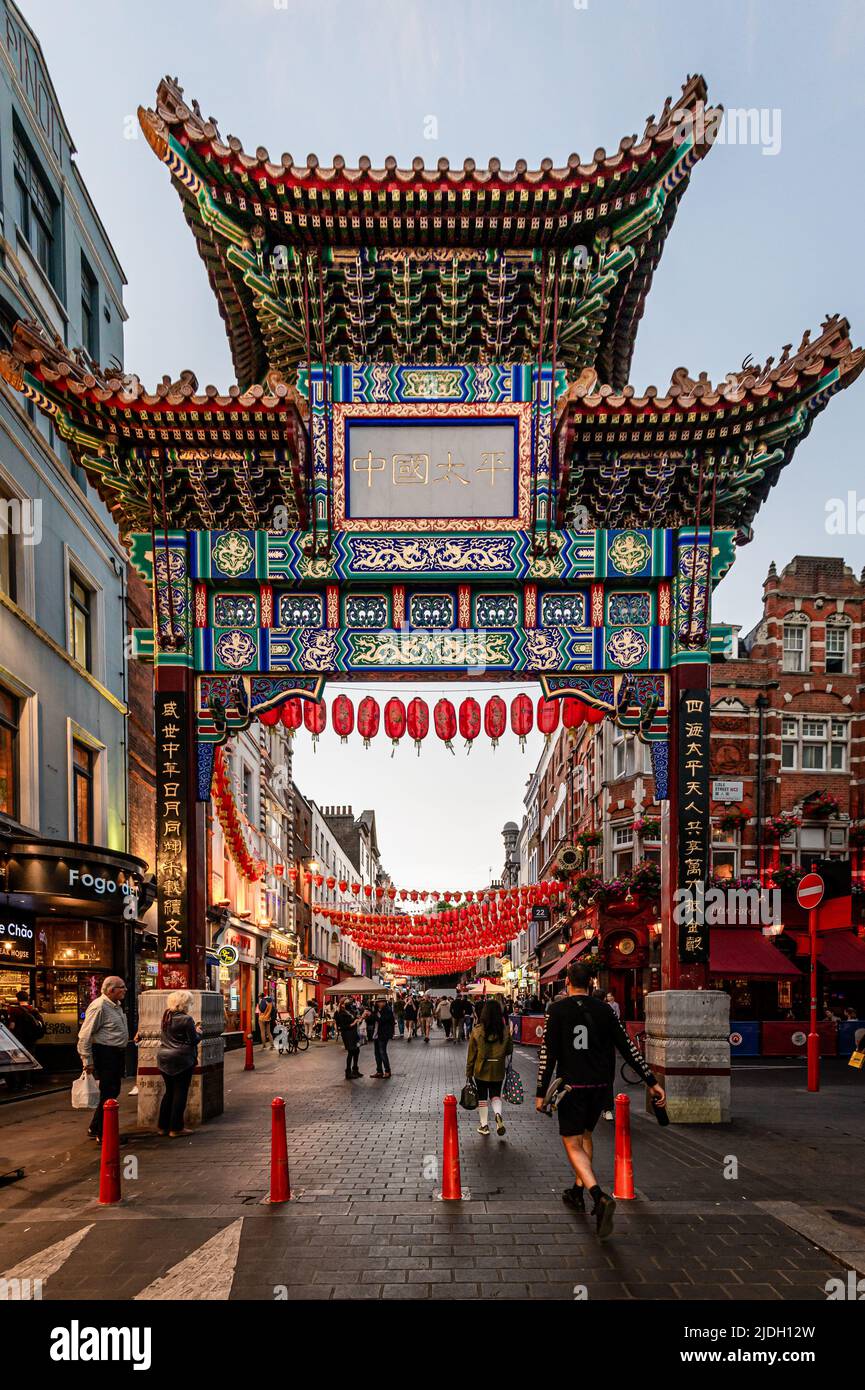 La puerta de entrada a Chinatown en Londres, Reino Unido Foto de stock