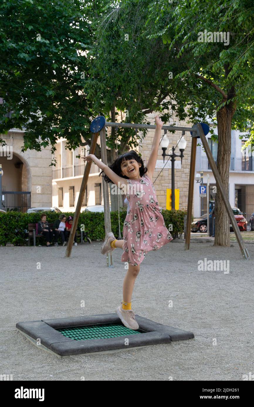 Chica saltando en Plaza de los Carros, Tarragona, España Foto de stock