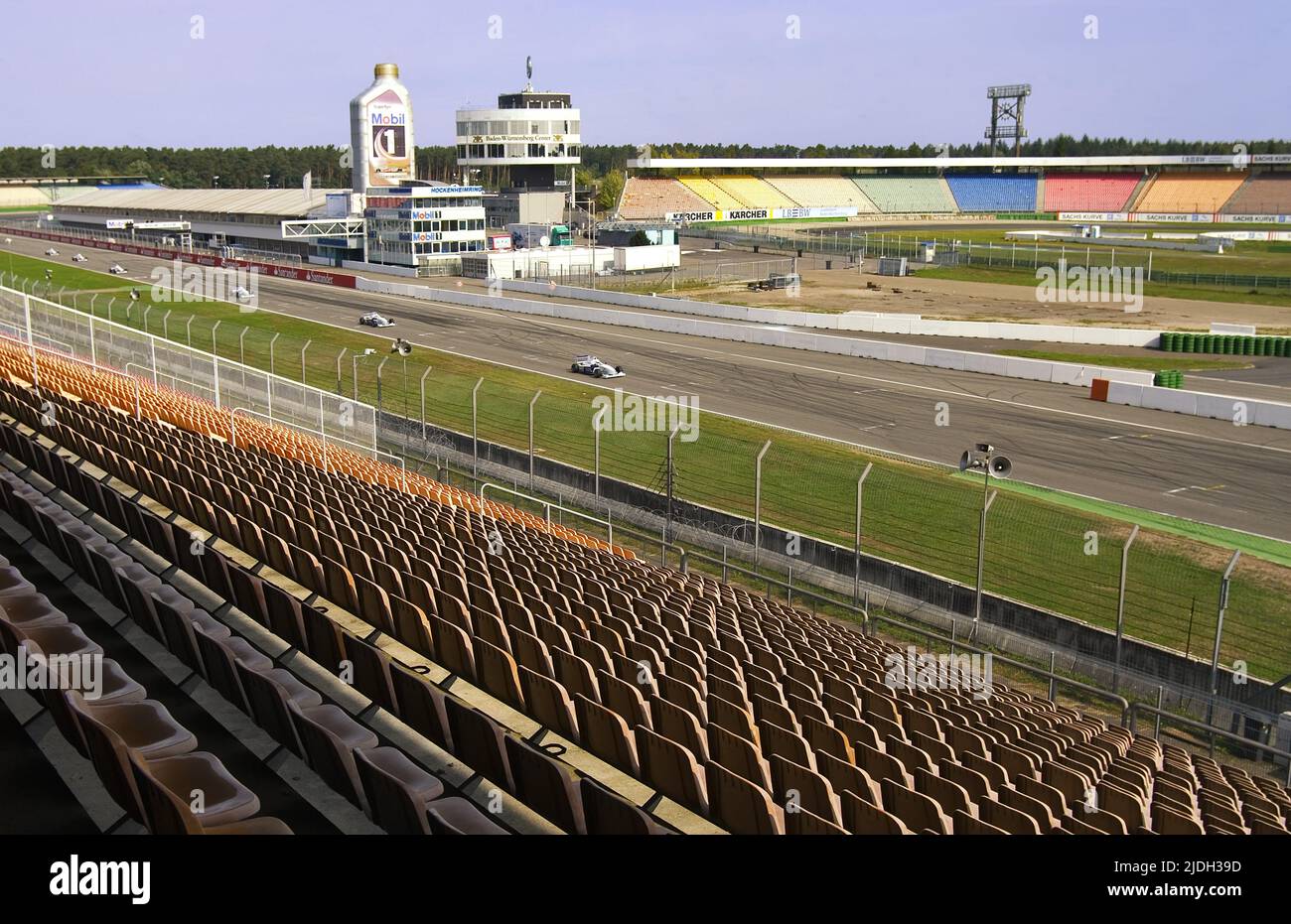 Terrazas y pista de carreras en la orilla sur del Hockenheimring, Alemania Foto de stock