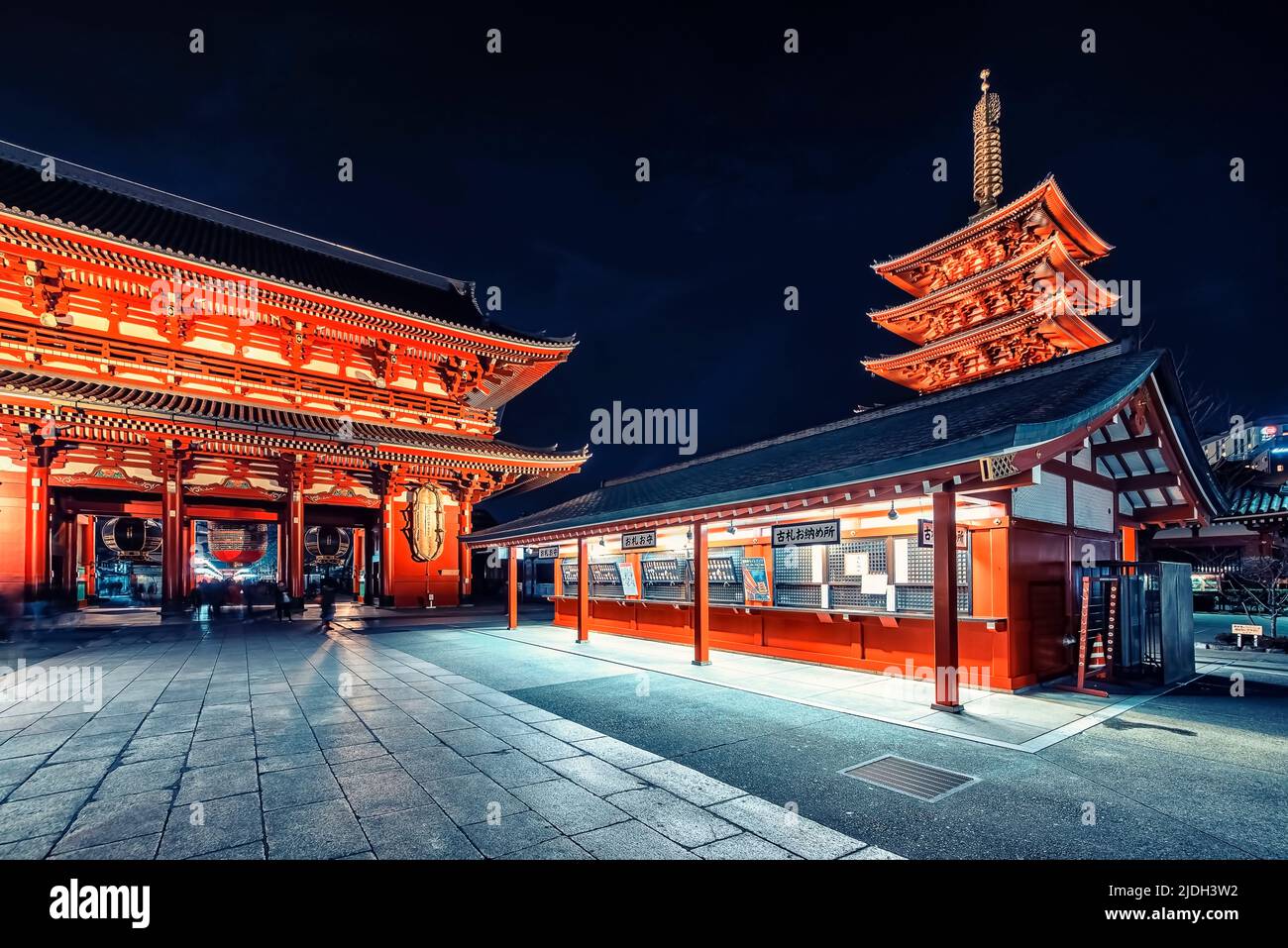 Senso-Ji pagoda y templo de noche en Tokio, Japón Foto de stock