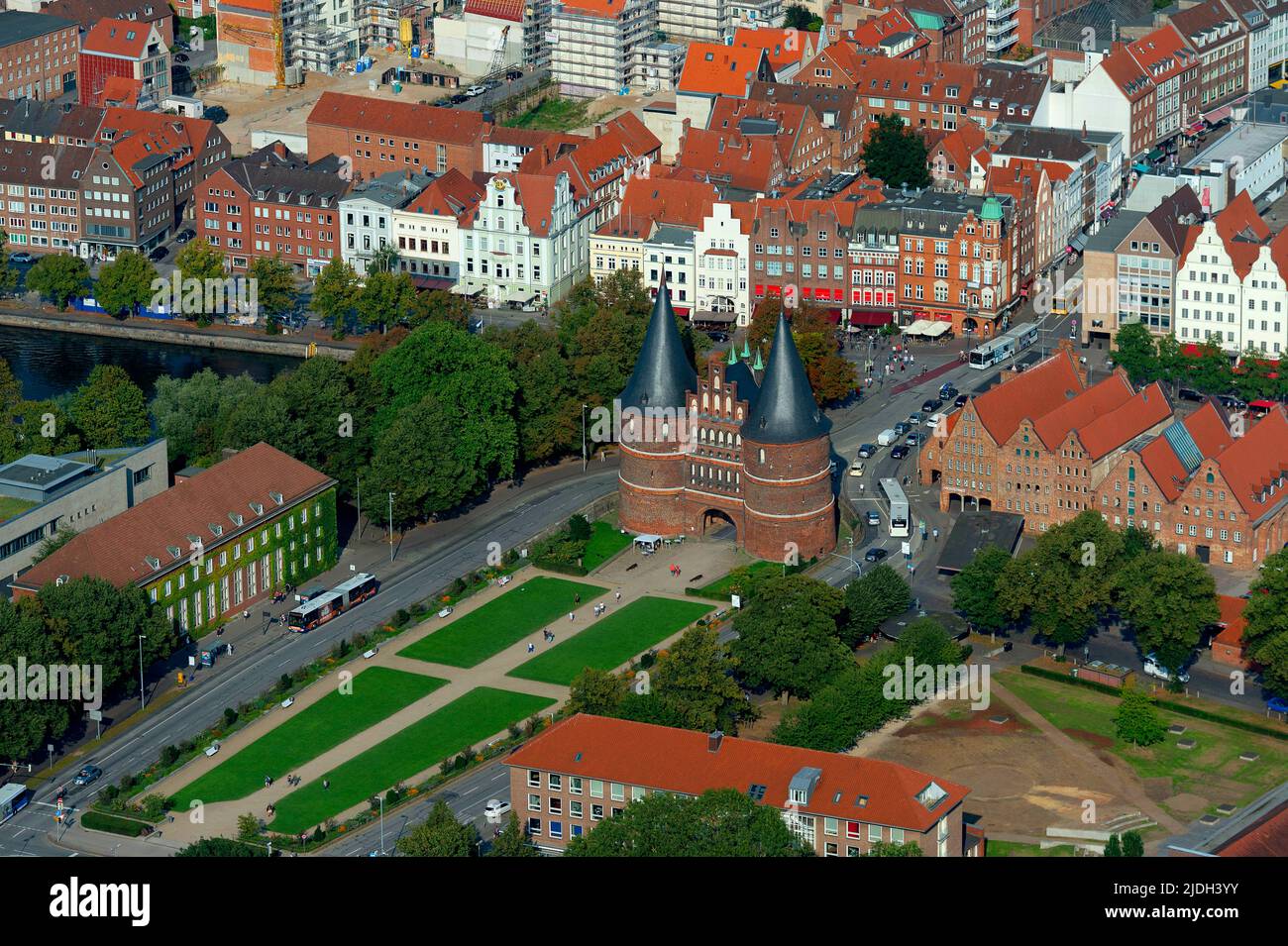 Casco antiguo de Lubeck con Holstentor, vista aérea 08/31/2019, Alemania, Schleswig-Holstein, Lübeck Foto de stock