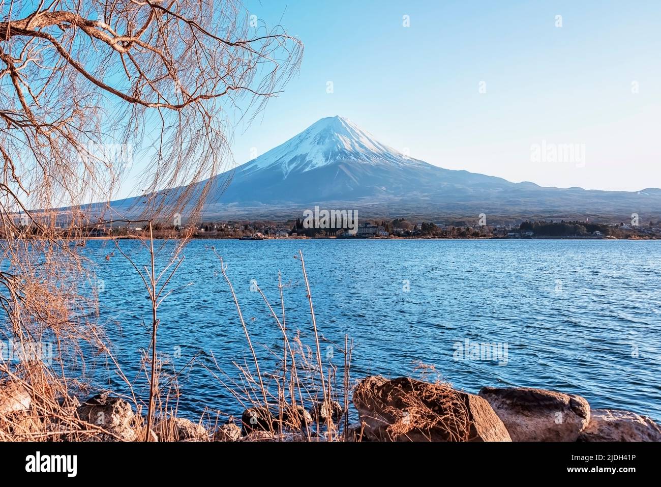 Monte Fuji visto desde el lago Kawaguchi, Japón Foto de stock