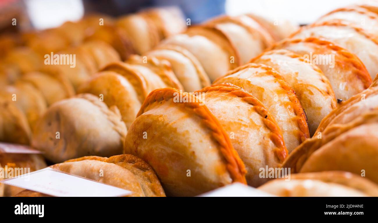 empanadas recién horneadas con diferentes rellenos a la venta Foto de stock