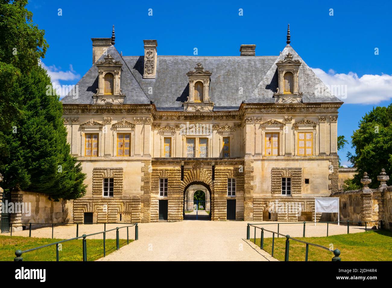 Vista frontal del impresionante castillo francés, el castillo de Tanlay. El edificio histórico portal, al norte de la región de Borgoña, en el departamento de Yonne, F Foto de stock