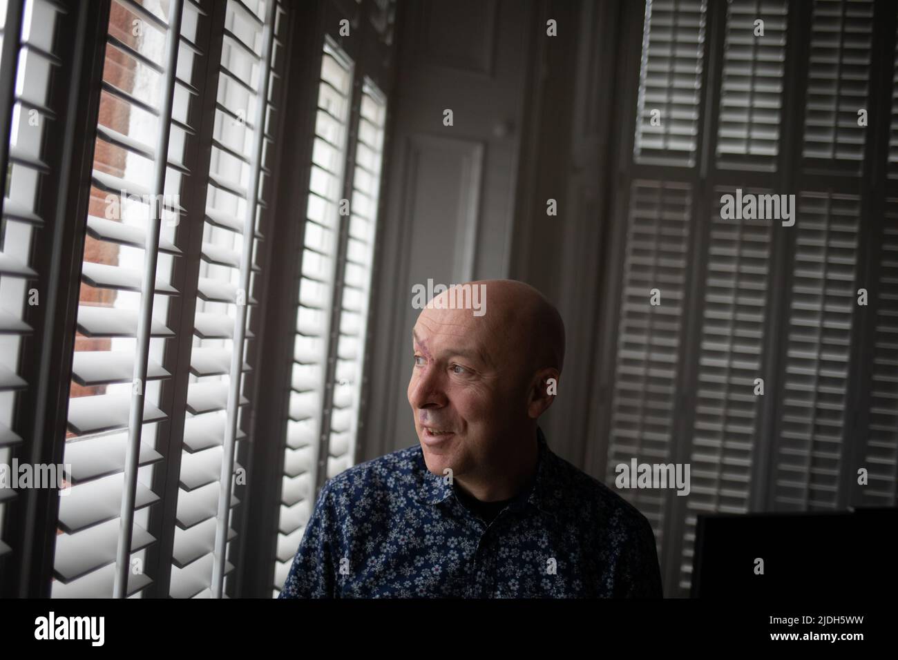 Christopher Brookmyre, autor, en su casa de Bothwell, Escocia, 2 de marzo de 2022. Foto de stock