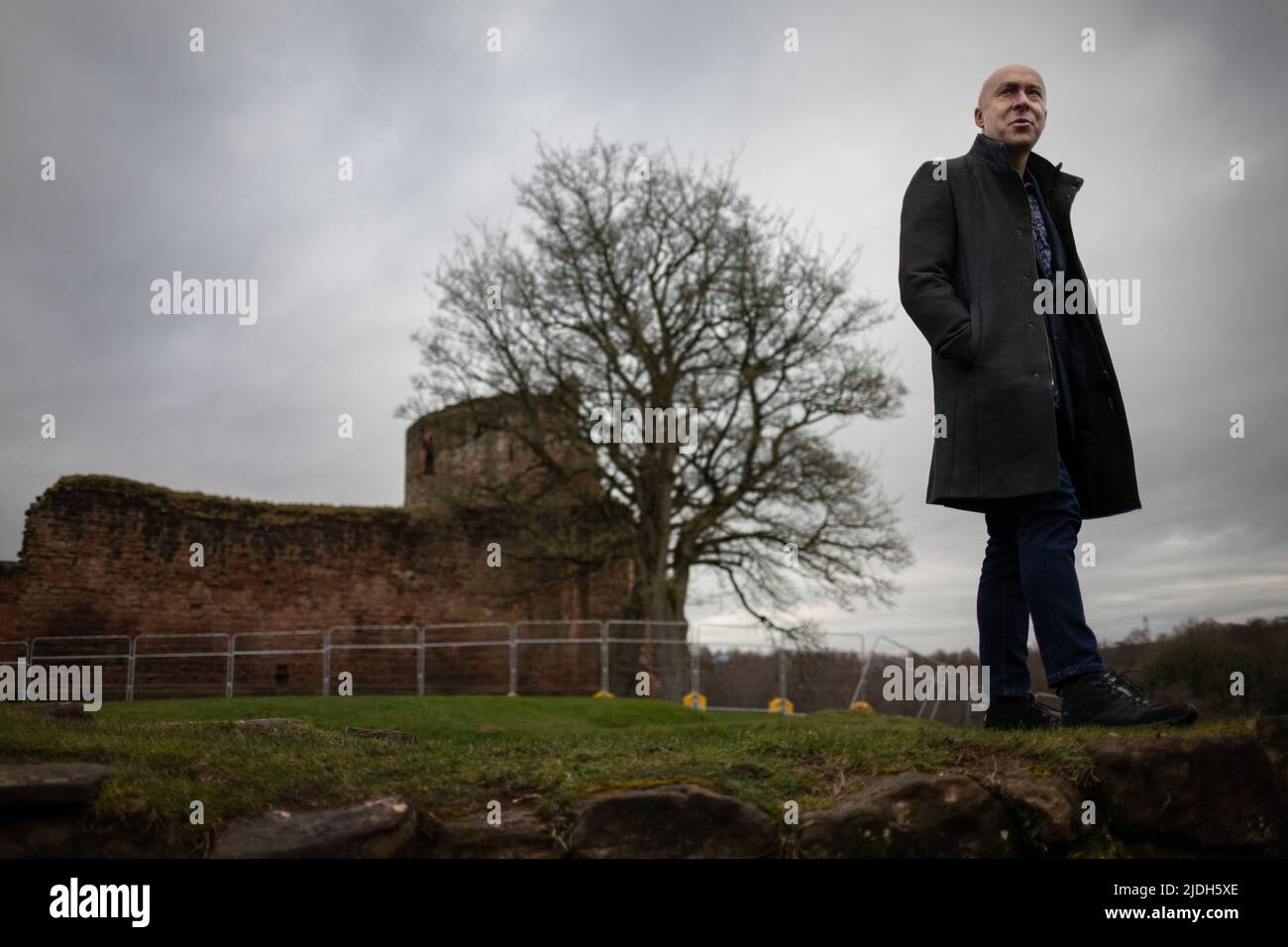 Christopher Brookmyre, autor, en el castillo de Bothwell, cerca de su casa en Bothwell, Escocia, 2 de marzo de 2022. Foto de stock