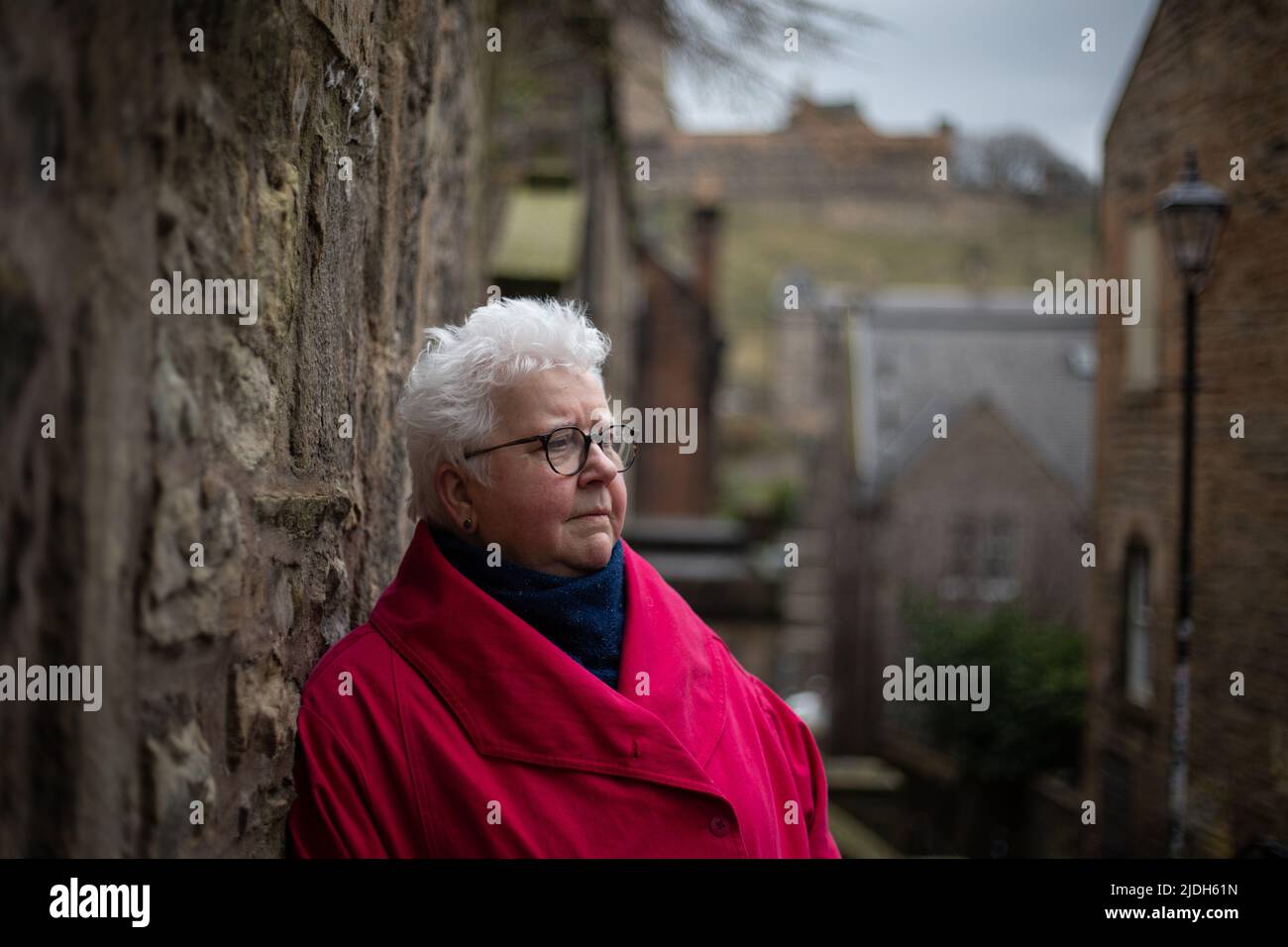 Val McDermid, escritor del crimen, fotografiado con un telón de fondo del Castillo de Edimburgo, en Edimburgo, Escocia, 3 de marzo de 2022. Foto de stock