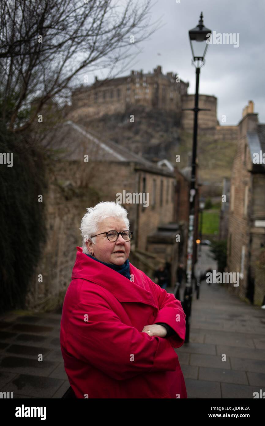 Val McDermid, escritor del crimen, fotografiado con un telón de fondo del Castillo de Edimburgo, en Edimburgo, Escocia, 3 de marzo de 2022. Foto de stock