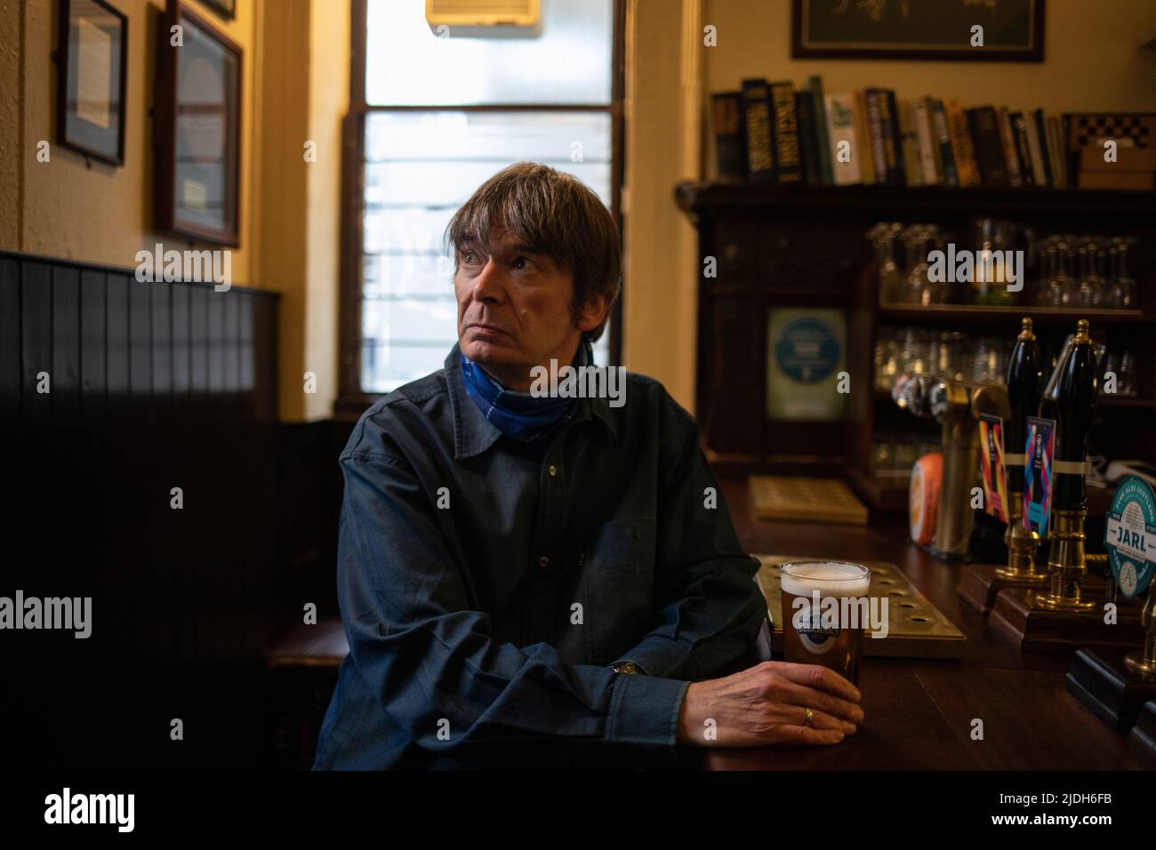 Ian Rankin, autor, en el Oxford Bar, (un bar que aparece en muchos de sus libros), en Edimburgo, Escocia, 2 de marzo de 2022. Foto de stock