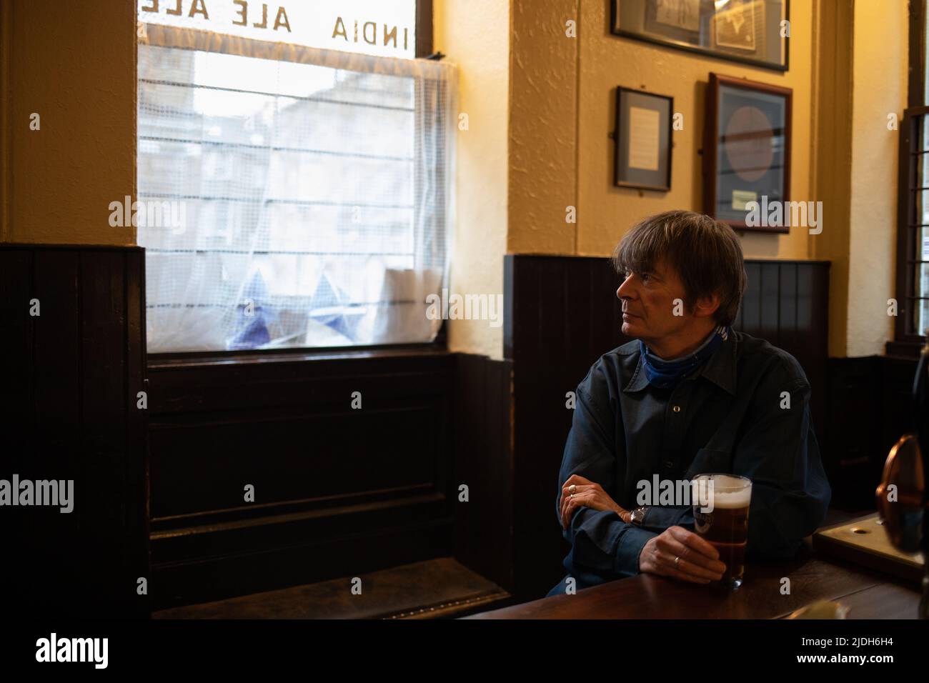 Ian Rankin, autor, en el Oxford Bar, (un bar que aparece en muchos de sus libros), en Edimburgo, Escocia, 2 de marzo de 2022. Foto de stock