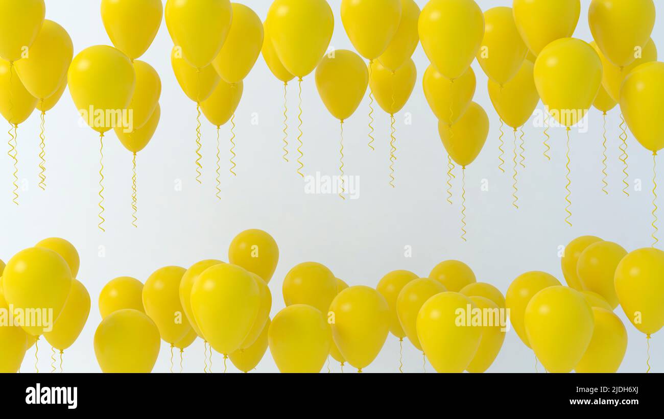 Globos de helio amarillo sobre fondo gris blanco con espacio de copia. Celebración Foto de stock
