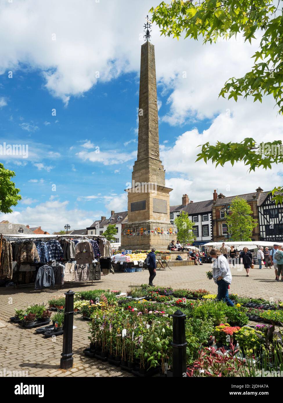 Mercado ocupado alrededor del obelisco en el día del mercado en Ripon North Yorkshire England Foto de stock
