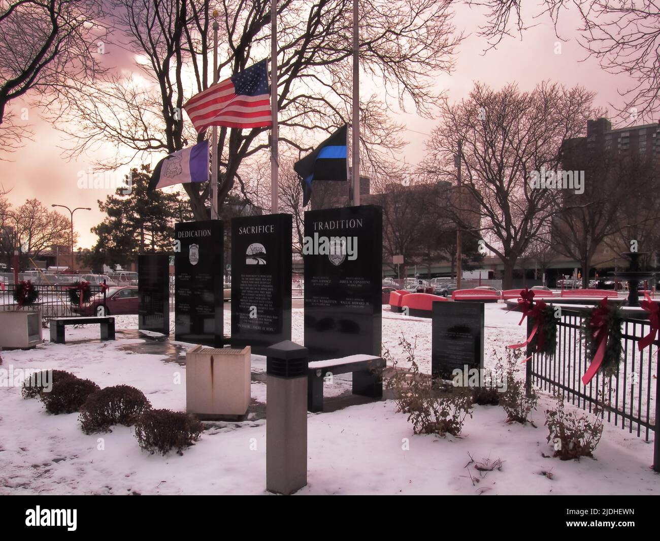 Fallen Police Memorial en Forman Park en el centro de Syracuse, Nueva York, en el invierno Foto de stock