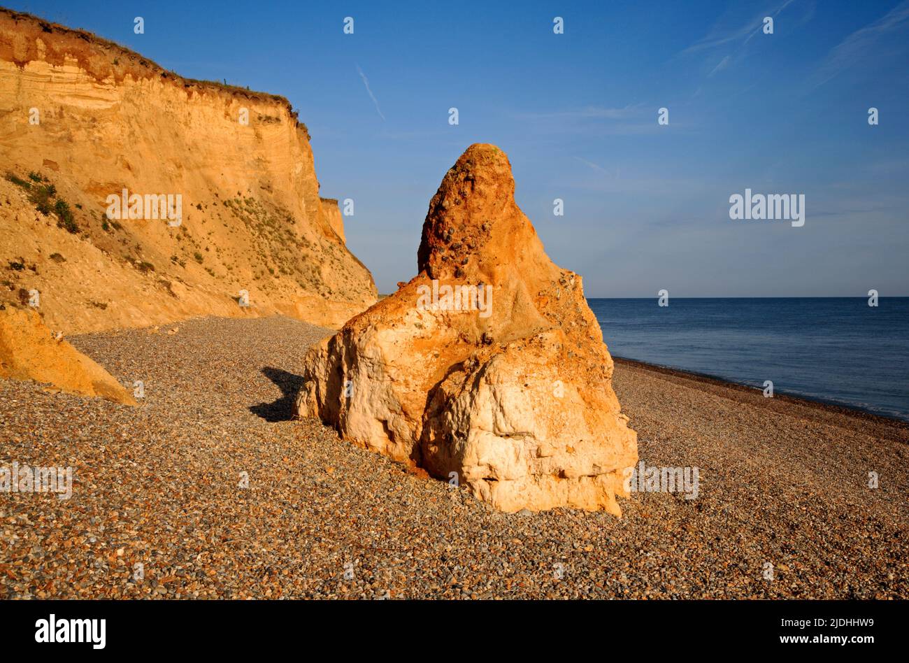 Un estudio de acantilados que revelan crag y material transportado glacialmente con errático en la costa de North Norfolk en Weybourne, Norfolk, Inglaterra, Reino Unido. Foto de stock