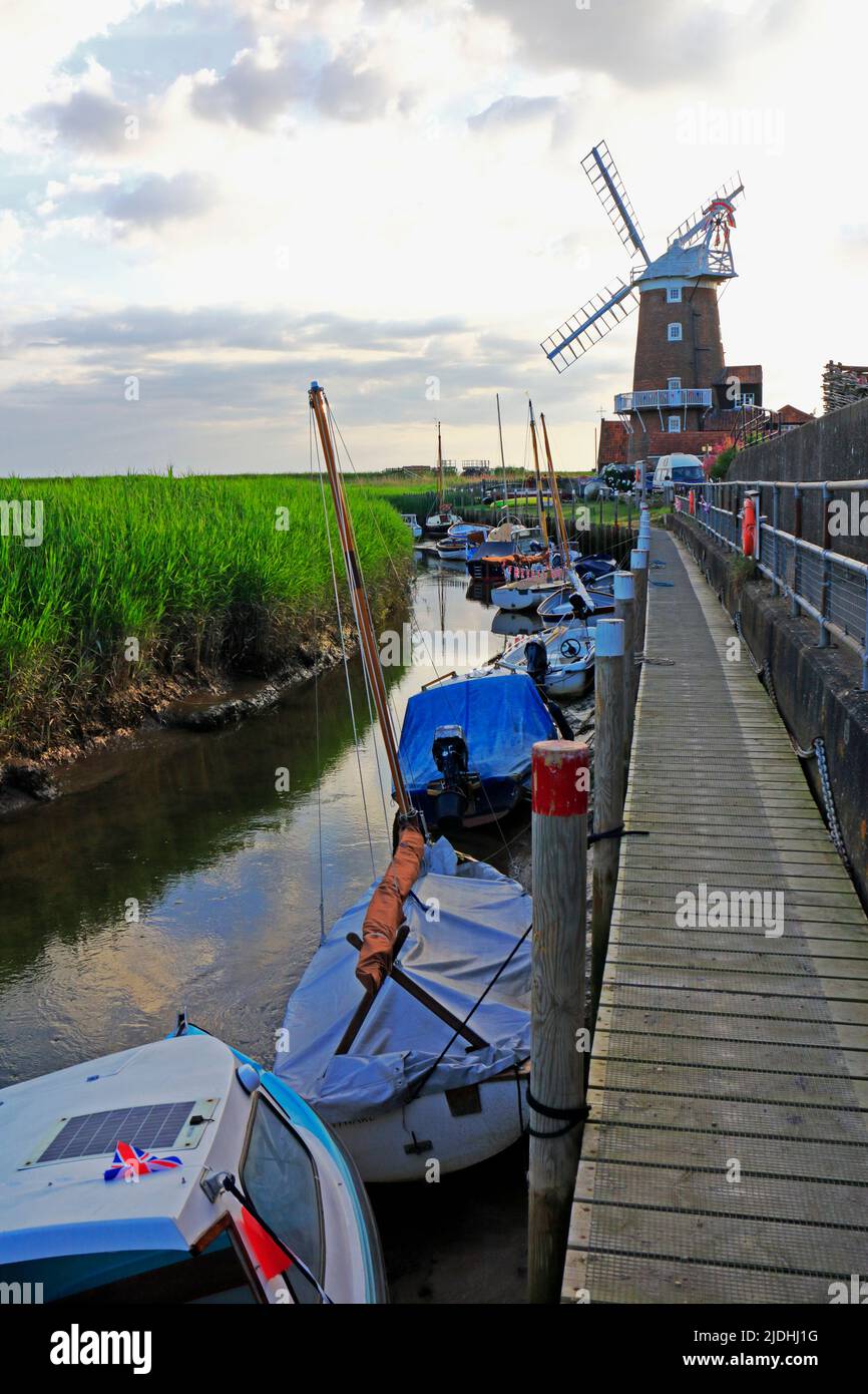 Una vista del restaurado puerto Cley y el emblemático molino de viento en una mañana de verano temprano en Cley-next-the-Sea, Norfolk, Inglaterra, Reino Unido. Foto de stock
