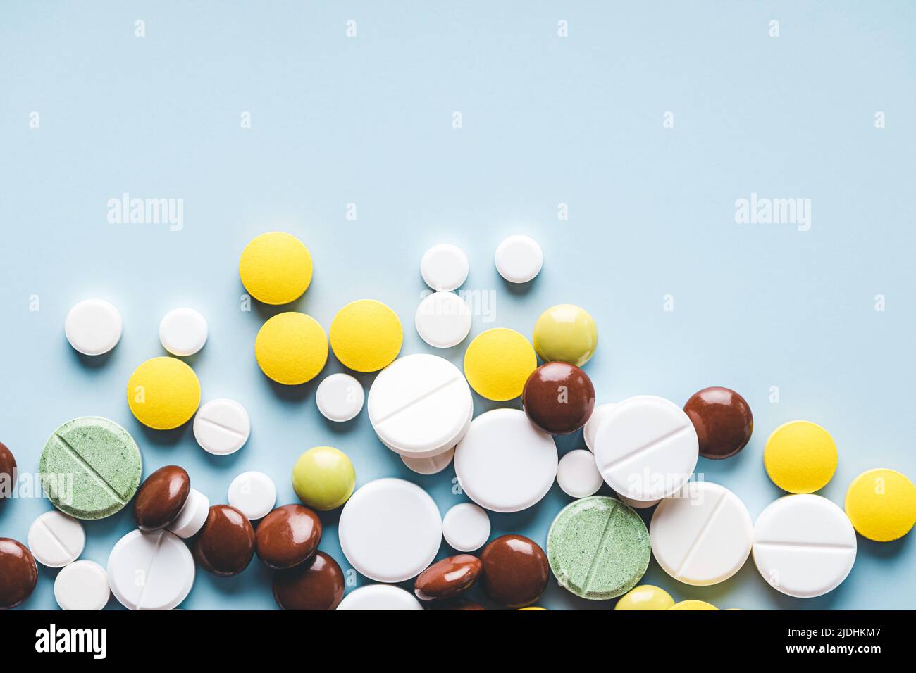 Varias píldoras sobre fondo azul con espacio de copia. Foto de stock