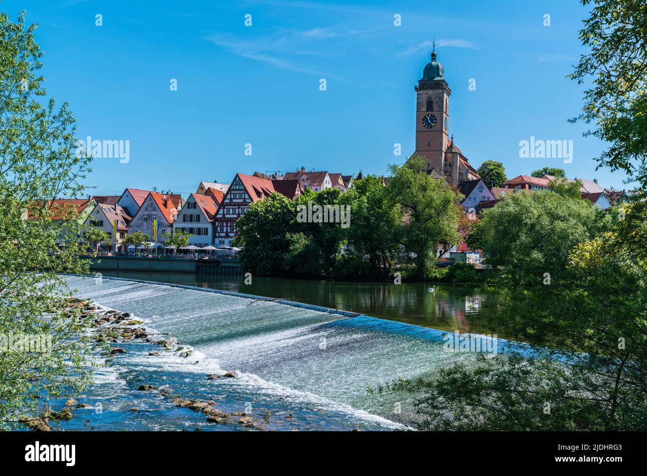 Alemania, la ciudad de Nuertingen y el paisaje urbano junto a la ribera del río neckar y stadtgarten en verano en un día soleado con cielo azul, vista panorámica Foto de stock