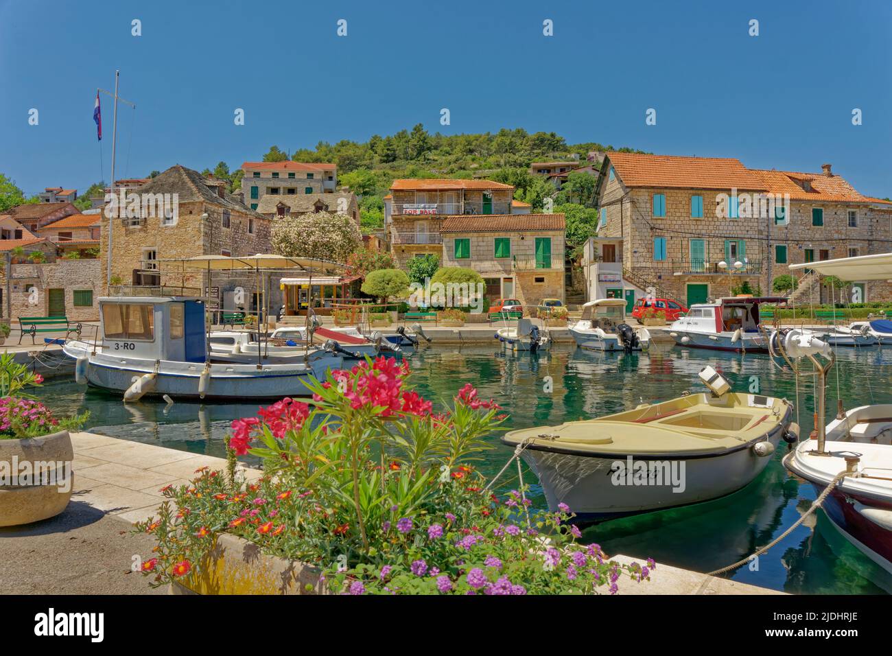 Inner Harbour en el pueblo de Stomorska en la isla de Solta, Croacia. Foto de stock