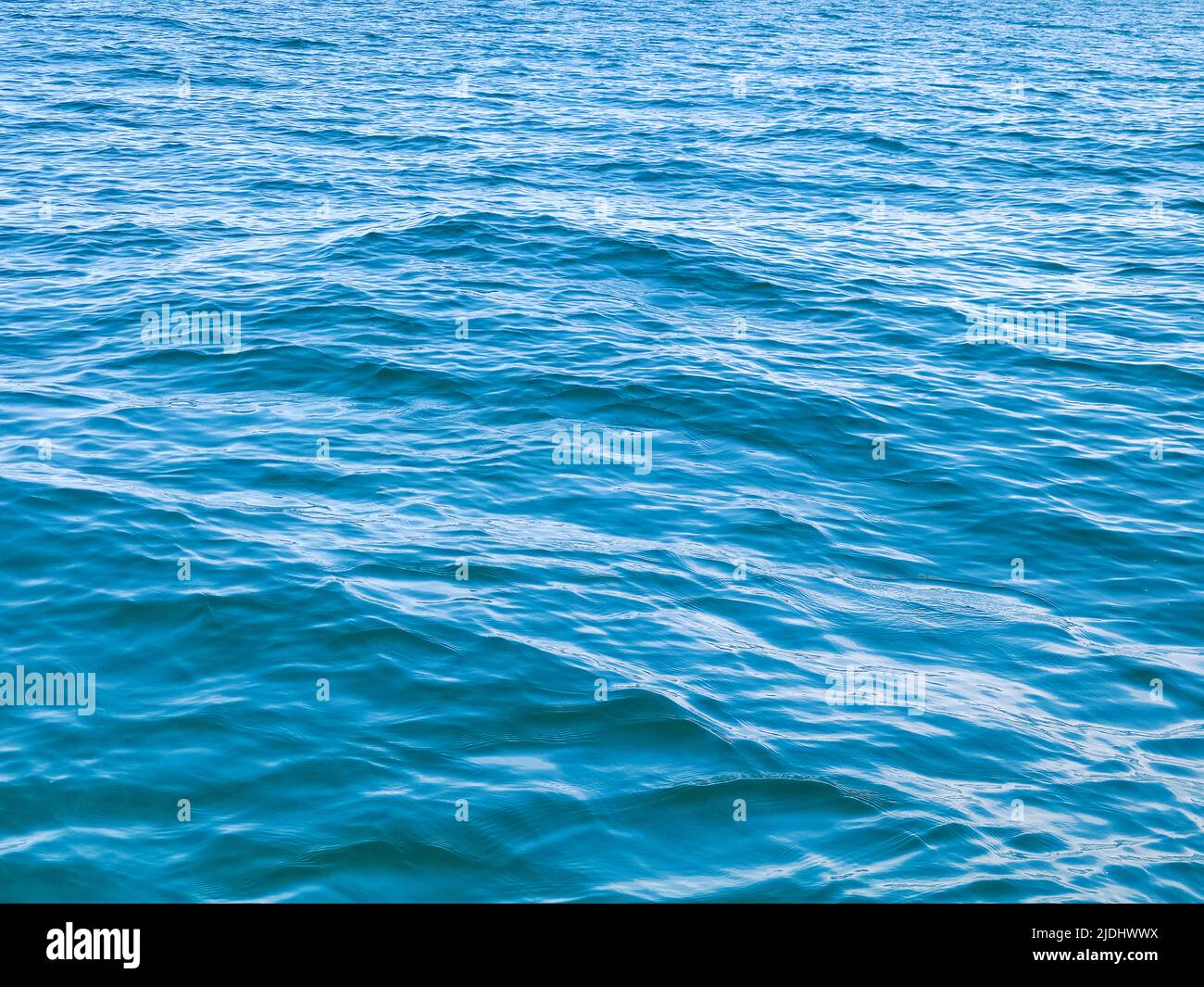 Agua dulce azul del lago Michigan con olas pequeñas Foto de stock