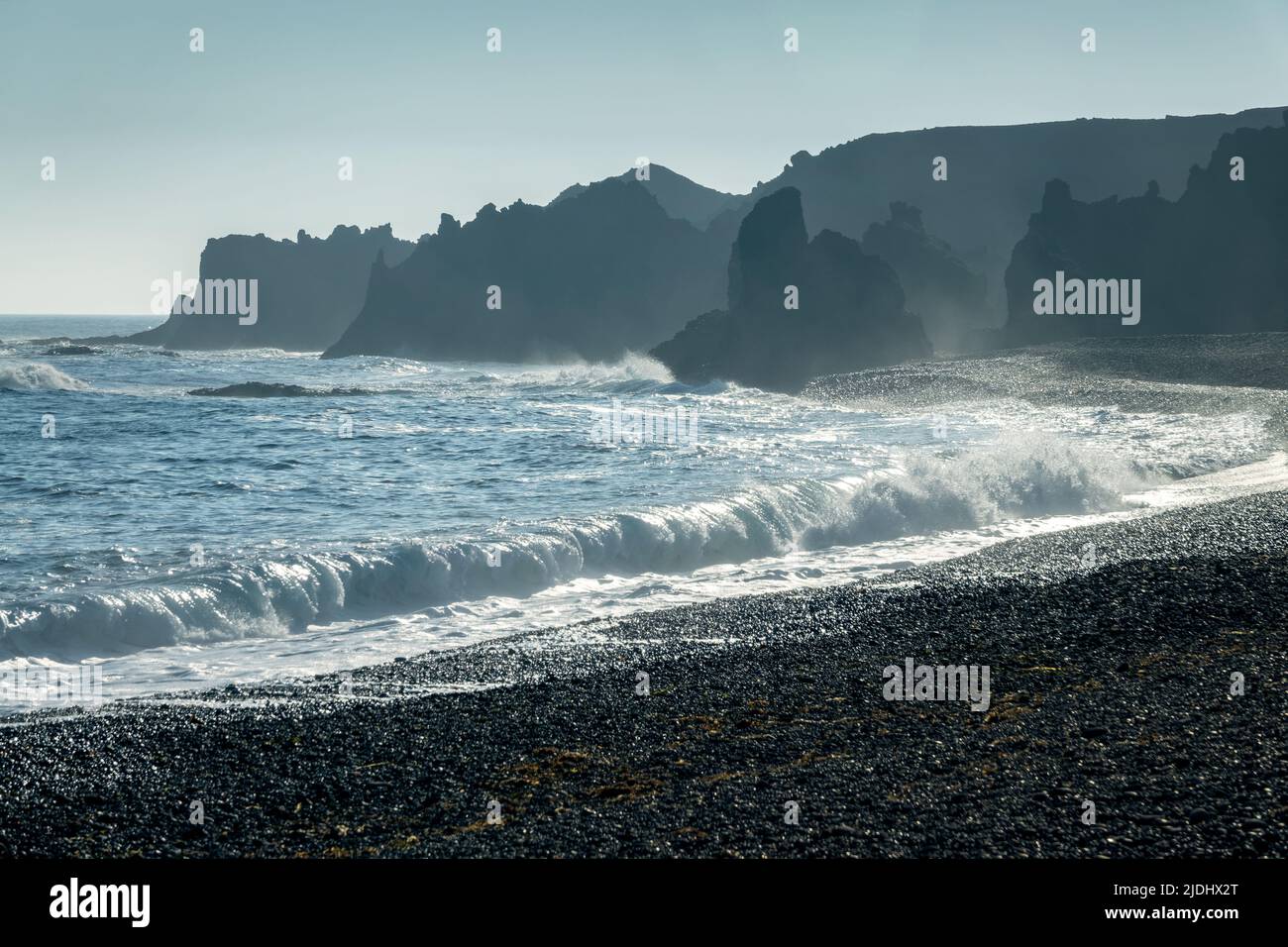 Olas y acantilados en la playa de Djupalonssandur, península de Snaefellsnes, Islandia Foto de stock