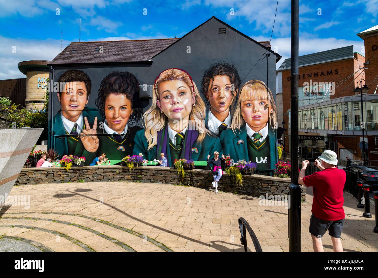 El Derry Girls Mural en Derry City, Irlanda del Norte Foto de stock