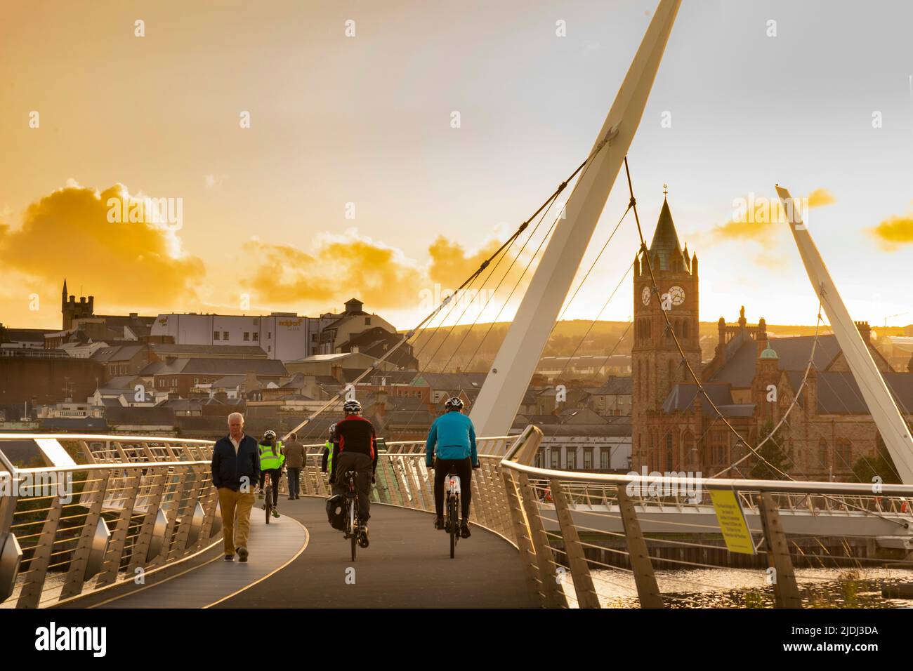 Puesta de sol en el Puente de la Paz, Derry City, Irlanda del Norte Foto de stock