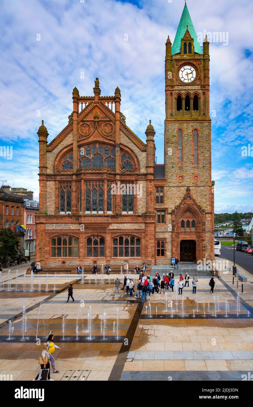 Los turistas cruzan Guildhall Square en Derry City, Irlanda del Norte Foto de stock