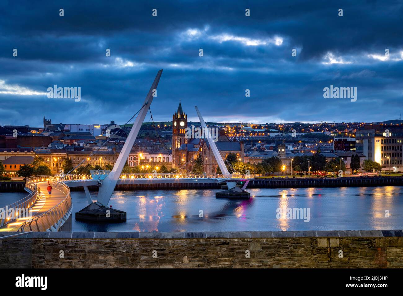 Puesta de sol en el Puente de la Paz, Derry City, Irlanda del Norte Foto de stock