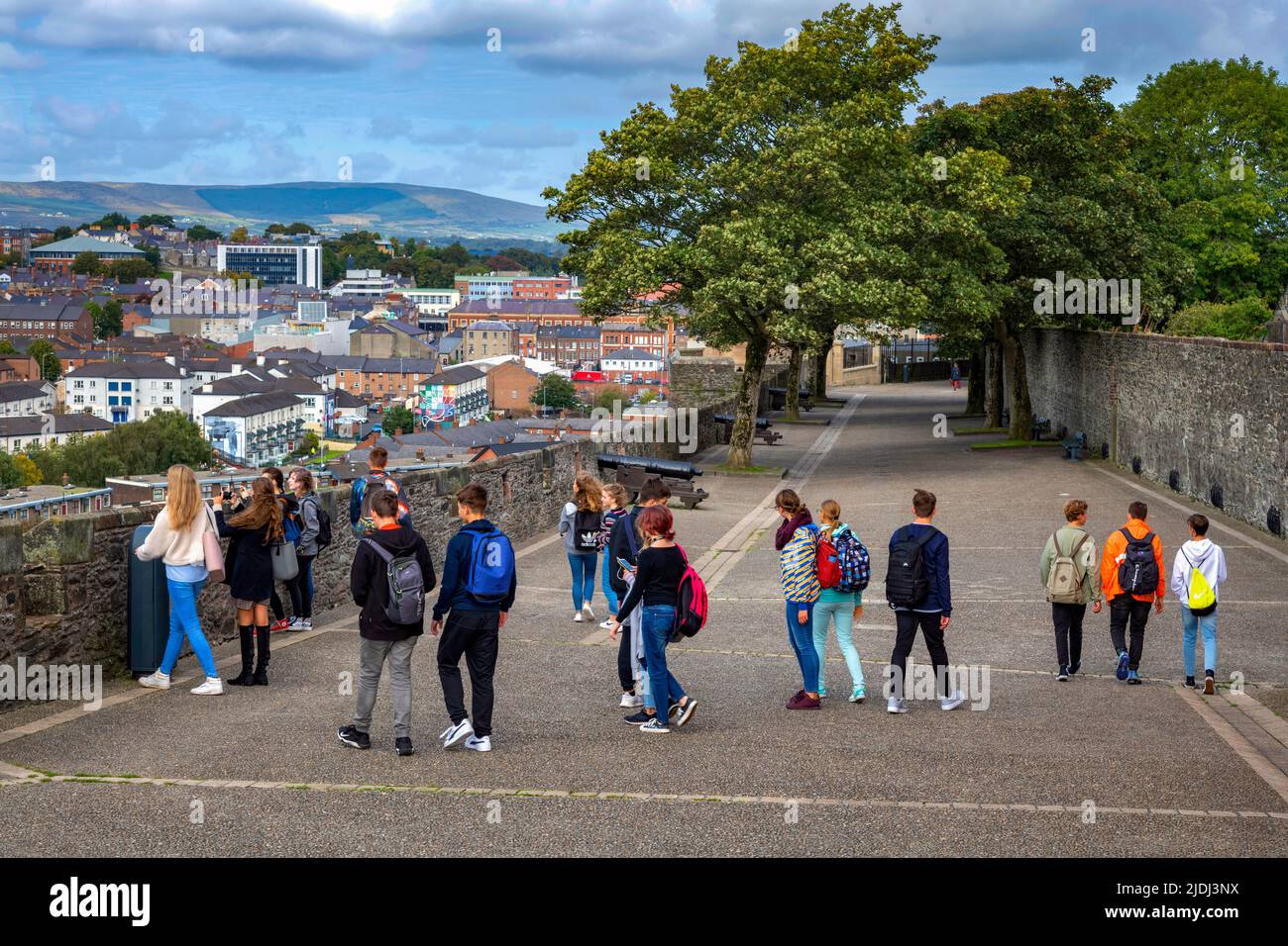 Turistas en las murallas de Derry, Derry City, Irlanda del Norte Foto de stock