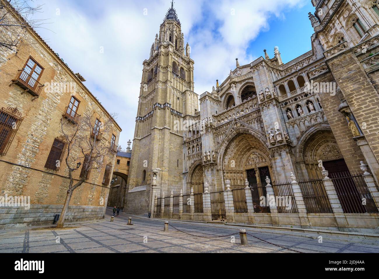 Inmensa catedral de Toledo con sus altas torres medievales. Toledo España. Foto de stock