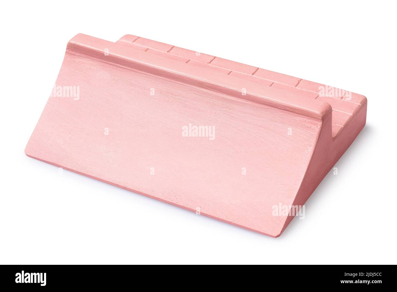 Rampa de yeso rosa con dos lados para fingerboarding, aislada sobre un fondo blanco Foto de stock