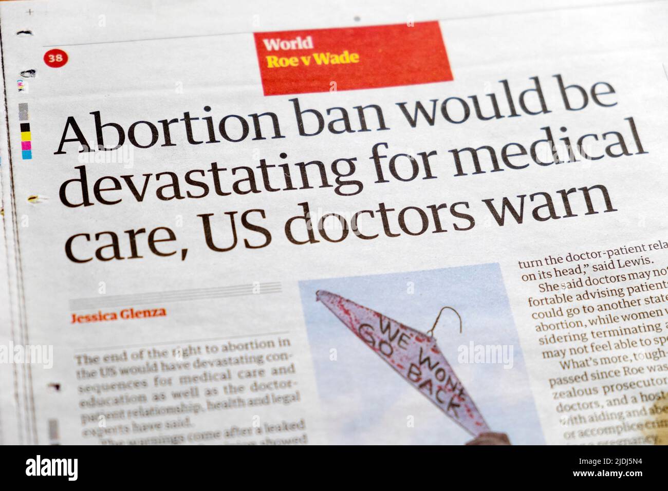 Roe v Wade 'La prohibición del aborto sería devastadora para la atención médica, los médicos estadounidenses advierten' Guardian British periódico artículo titular 6 mayo 2022 Londres Reino Unido Foto de stock
