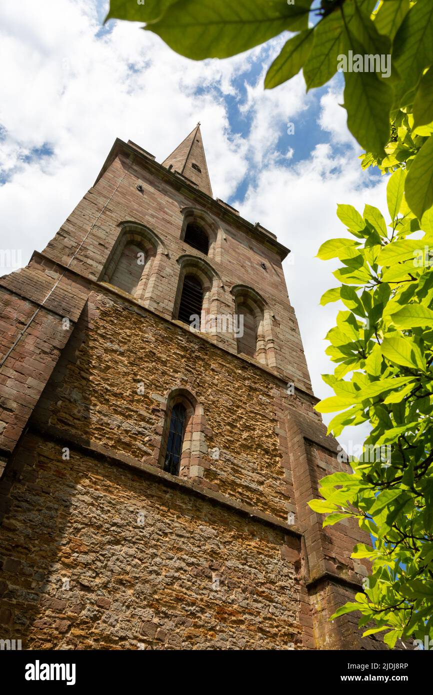 La torre de la iglesia de San Miguel y Todos los Ángeles, Ledbury, Reino Unido 2022, una de las pocas iglesias que tiene torre separada del edificio de la iglesia. Foto de stock