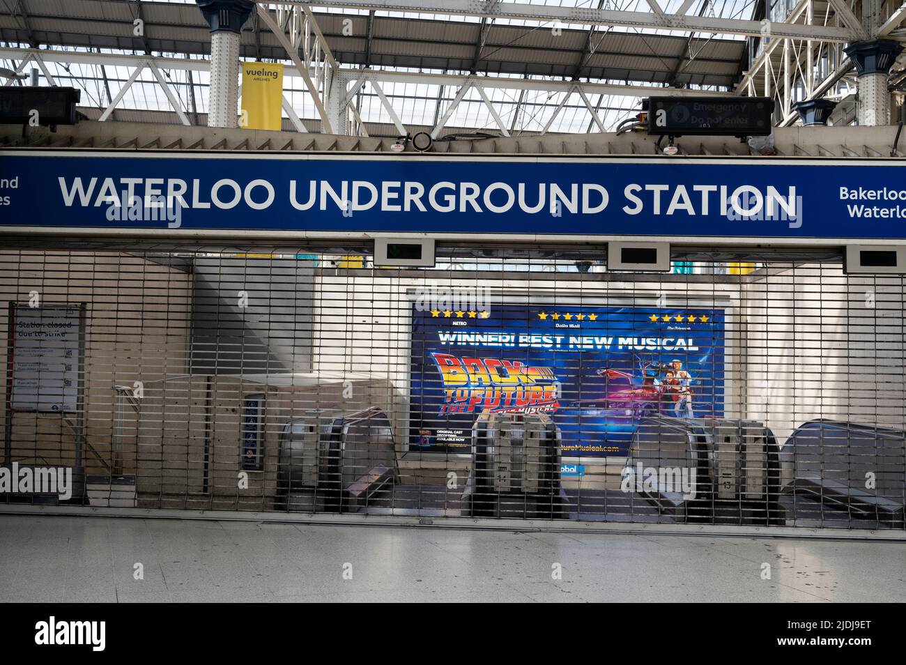 Junio 21st. Huelga de ferrocarril y metro en Londres. Estación Waterloo. Plataformas cerradas. Foto de stock