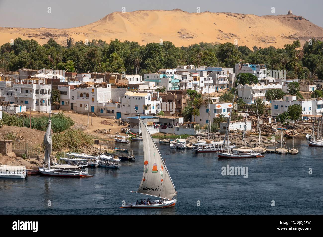 Pueblo nubio en el río Nilo en Asuán, Egipto Foto de stock