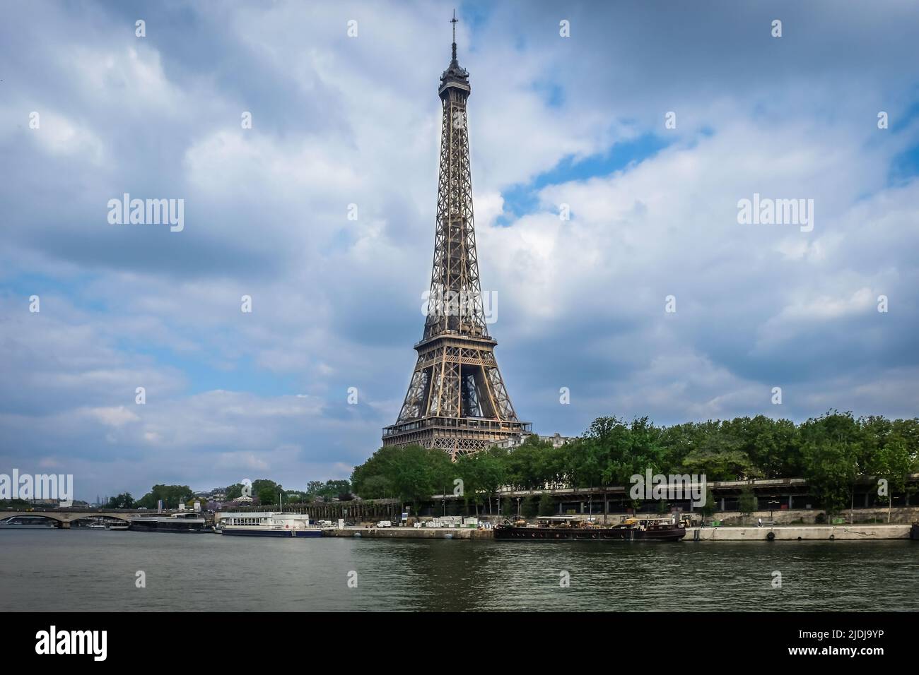 París, Francia, 2022 de mayo, vista de la Torre Eiffel en un día nublado Foto de stock