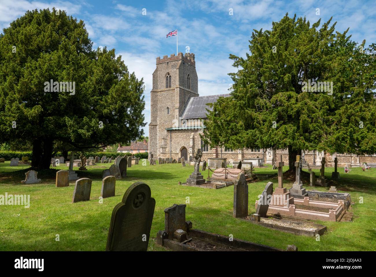 Vista general con cementerio y árboles en el primer plano, St Mary 's Church Dennington, Suffolk Foto de stock
